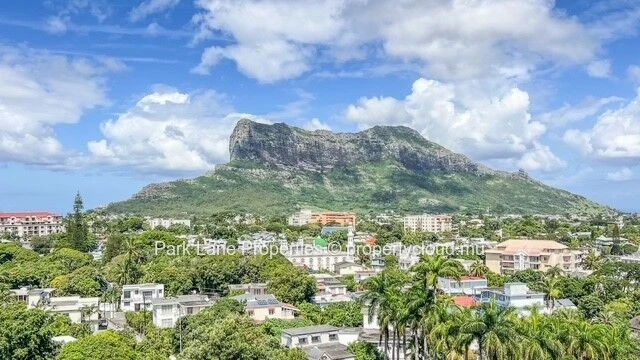 Superbe appartement moderne de 330 m² avec vue imprenable sur la montagne et la mer