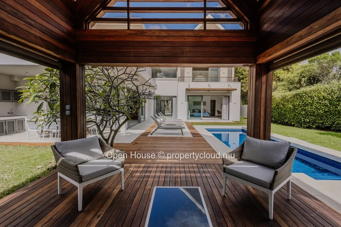 VILLA IRS à vendre à Mont Choisy, 485m² habitables, terrain de 750m², 4 chambres, piscine privée, Golf, services LP i...