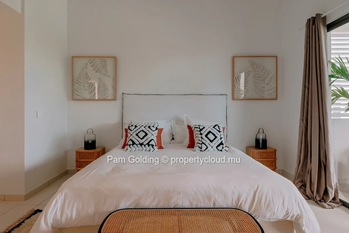 Penthouse de 2 Chambres en Suite à Vendre à Pereybere avec Terrasse sur le Toit, Decking et Piscine Plongeante Privée