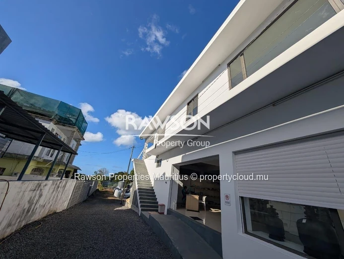 Local Commercial Stratégique Au Premier Étage | 180 M² | Bâtiment Neuf | The Vale