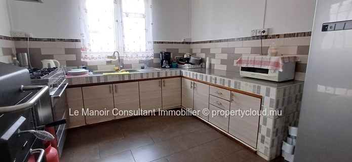Villa for sale with private swimming pool not far from London supermarket, close to all amenities. 