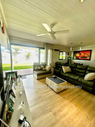 Located in the idyllic setting of Cap Malheureux, this sumptuous contemporary villa combines elegance, comfort, and t...