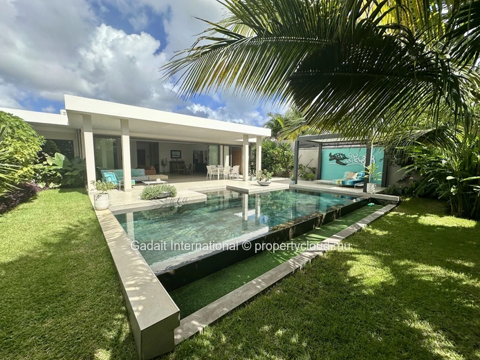 Villa contemporaine avec piscine à débordement et pergola bioclimatique à Grand Baie