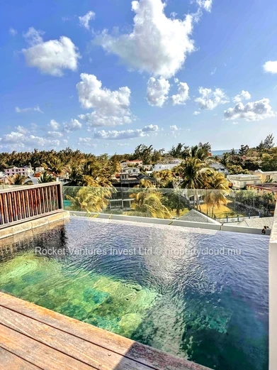 Appartement de 2 chambres en location, front de mer à Mont Choisy, Grand Baie avec piscine