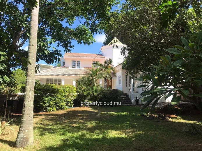 MELVILLE - Exceptional villa for rent with 4 bedrooms. – A haven of peace just steps from the beach
