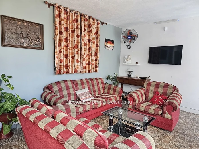 Maison spacieuse avec piscine, idéale pour table d'hôte 