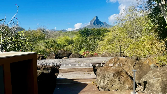 Villa de luxe rénovée à Tamarina – Près d'un hectare de jardin tropical et piscine privée