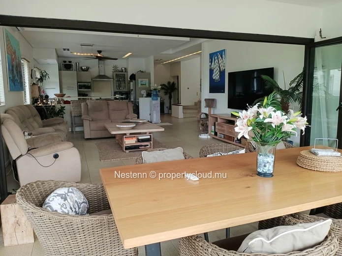 Between the sea and the river, a penthouse with its feet in the water