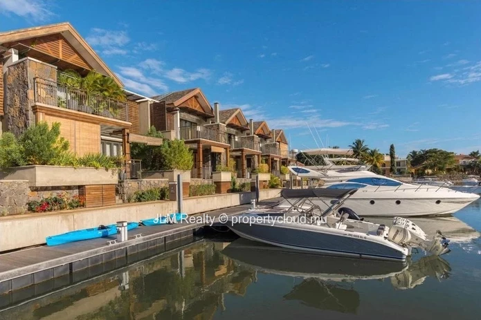Duplex à vendre avec ponton privé dans la seule marina de l’Île Maurice, à Rivière Noire