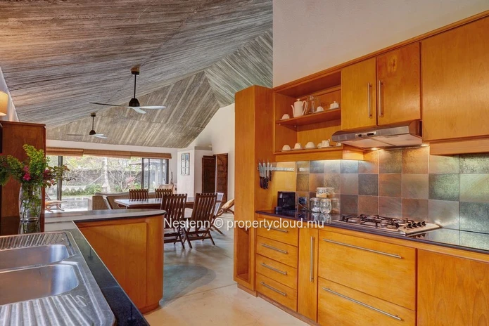 Bright 3-bed Balinese villa at Pointe d'Esny