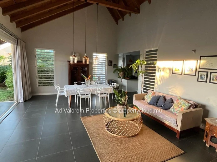 For Sale – Elegant architect-designed villa of 200 m² in Albion