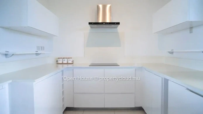 Penthouse 3 chambres avec piscine privée à louer à Rivière Noire
