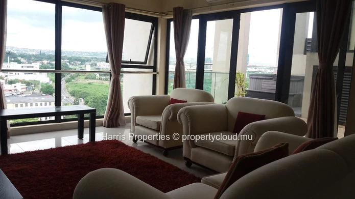 Élégant penthouse sur deux niveaux à vendre à Quatre Bornes