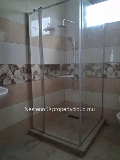 Maison neuve dans un quartier tranquille 