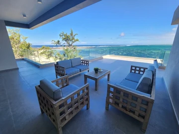 Beachfront Bliss: Luxurious 3-Bedroom Penthouse with Spectacular Views and Nature Surroundings