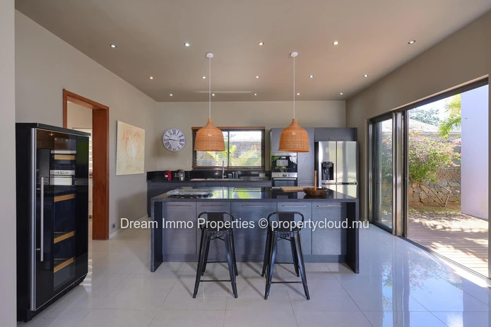 Très Belle Villa De 5 Chambres Sur Grand Terrain De 1 150 M² A Grand Baie – Ile Maurice