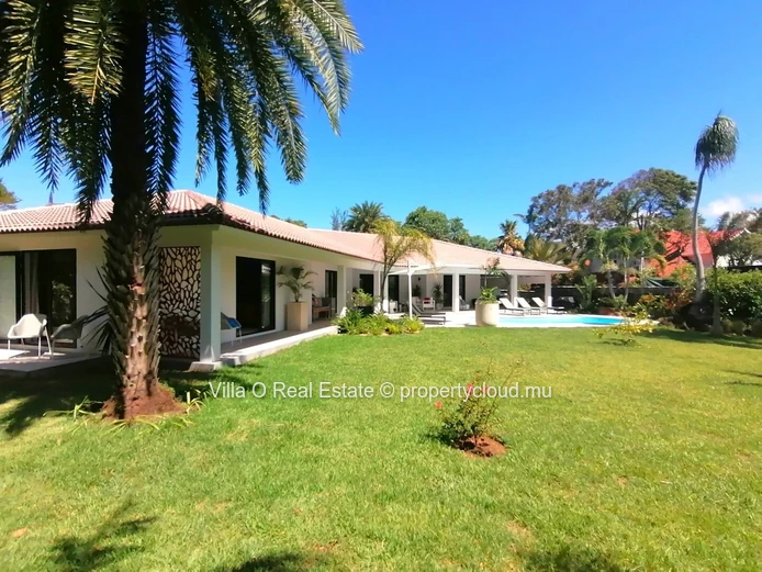 Sublime villa complètement rénovée, a multiples ouverture sur une très grande terrasse et sa jolie piscine, vue sur u...