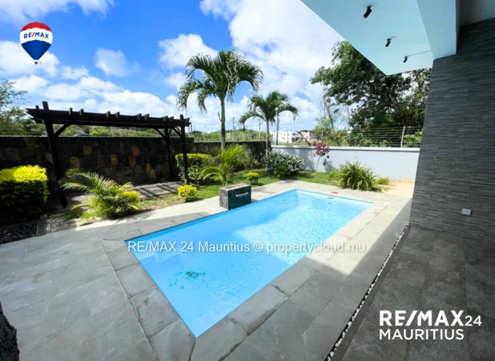 Secured family house in a calm and peaceful area, yet minutes drive to Amenities and Beaches