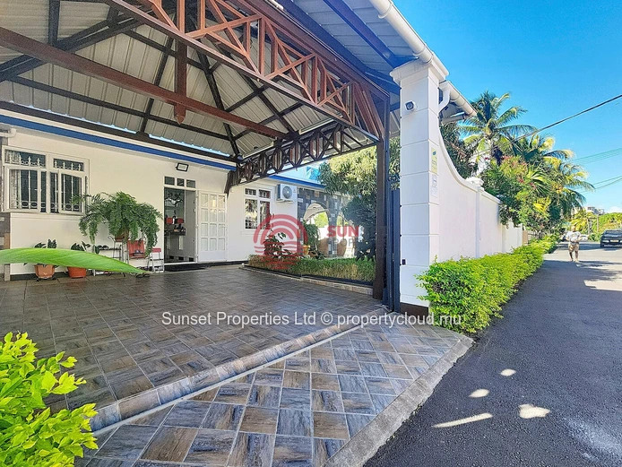 Family home | 4 Bedrooms | 500m from the beach