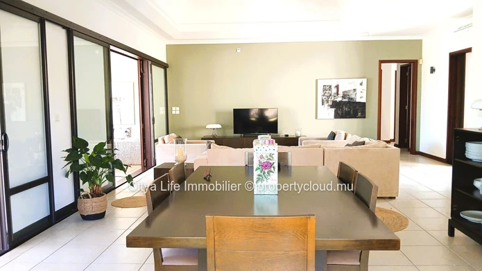 For Sale: Luxurious 4-Bedroom Villa in Tamarin