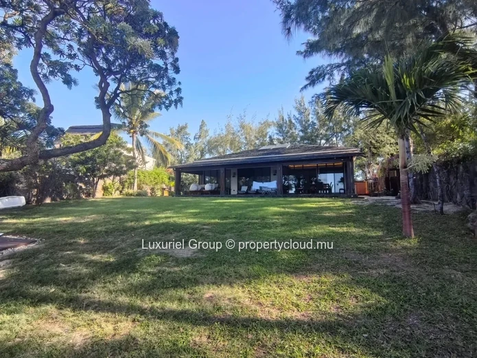 Exceptional Beachfront Villa in Pointe aux Canonniers