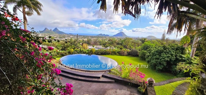 Nichée dans l'un des quartiers les plus prisés et résidentiels de Floréal, cette propriété unique d'environ 800 m², m...