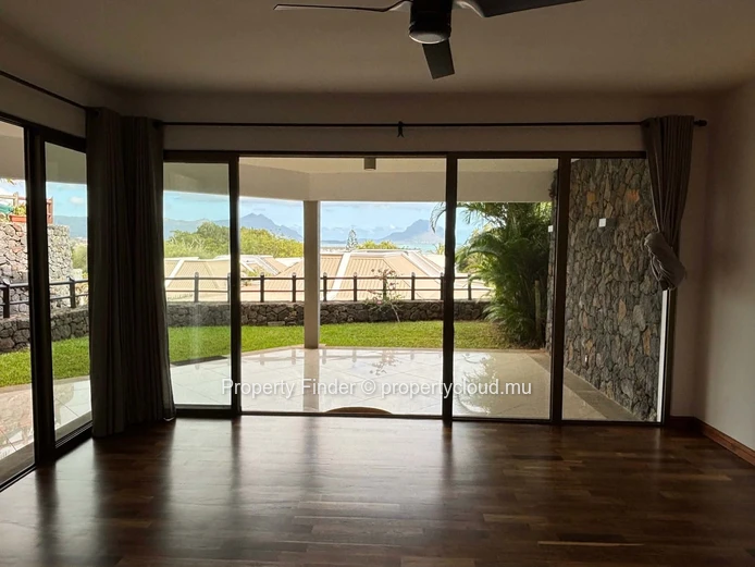 Charming Ground-Floor Apartment with Lagoon and Le Morne Views in Black River