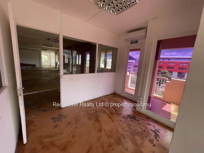 Large 4,000 sqft Office with Wraparound Balcony – Quatre Bornes