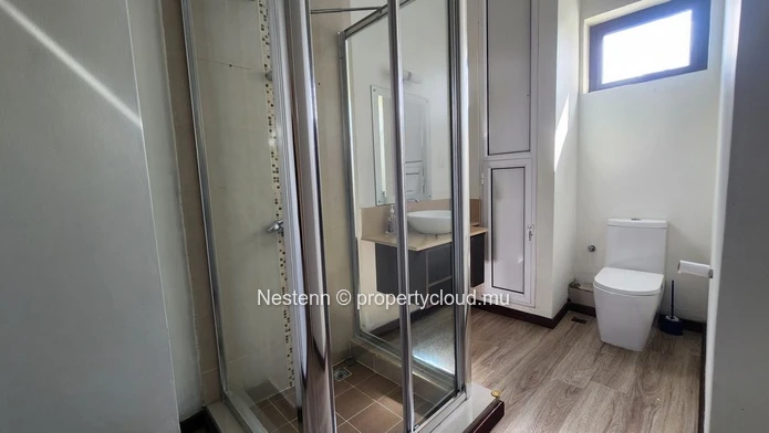 Appartement contemporain de 3 chambres à Rose Hill, climatisation, ascenseur privé et à proximité des commodités. Un ...