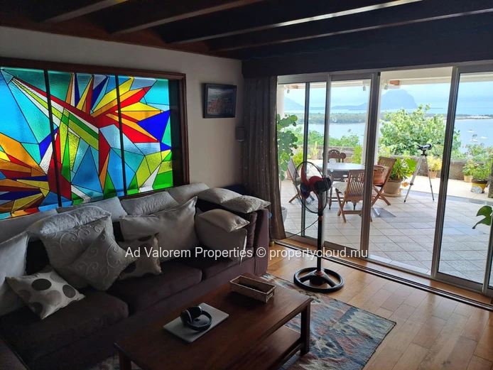Superb 5-bedroom house with garden and swimming pool for rent in Balck River 