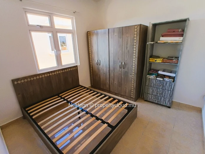 Appartement 2 chambres récemment rénové à proximité des commerces et de l'arrêt de bus.
