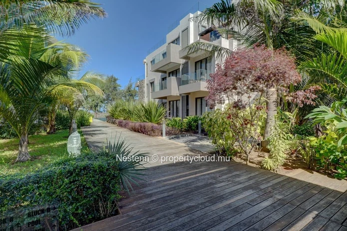 Penthouse contemporain de 3 chambres avec vue sur mer et rooftop privé.