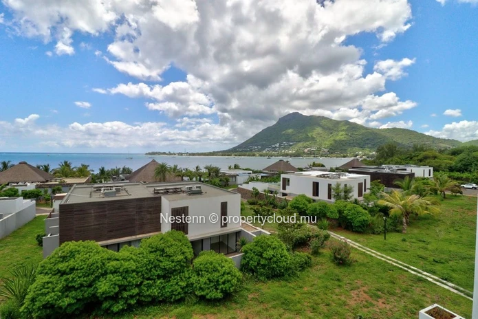 Magnificent 3-bedroom duplex with private pool and sea view.