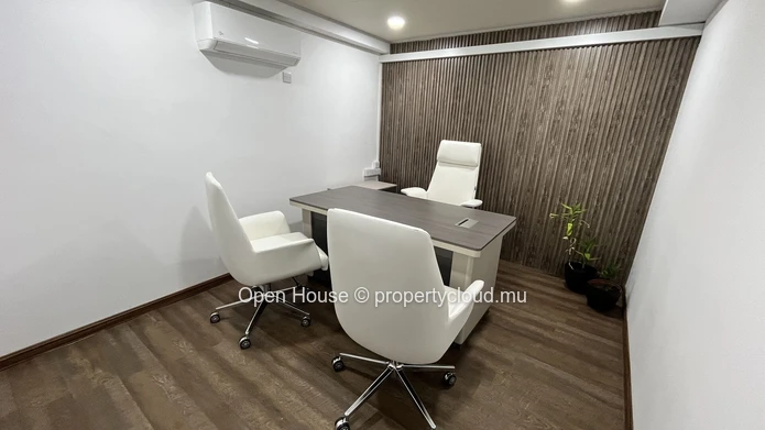 Bureau(x) à louer à Pereybere, 34m², accessible aux étrangers, proche des commerces, climatisé, Rs 40 000.