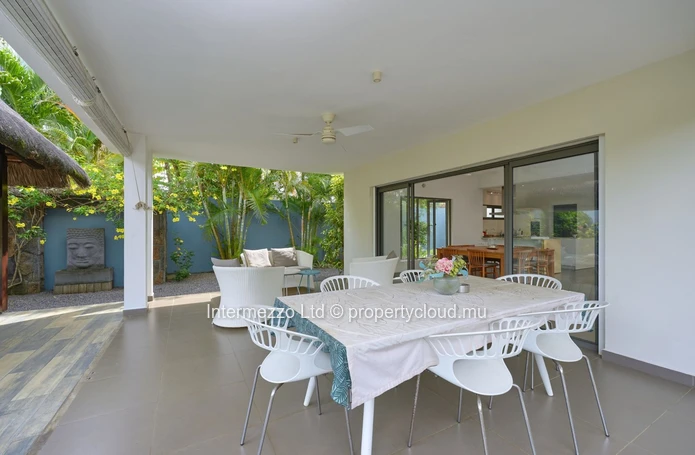 Villa PDS à vendre, Grand Baie, 347m², terrain 758m², 3 chambres, piscine, proche commerces, meublée, gardien, terras...