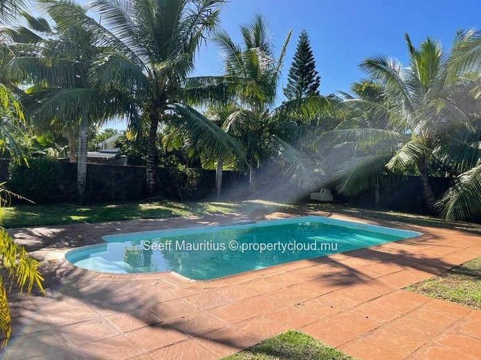 Charmante maison familiale avec jardin, piscine et arbres fruitiers à Roches Noires