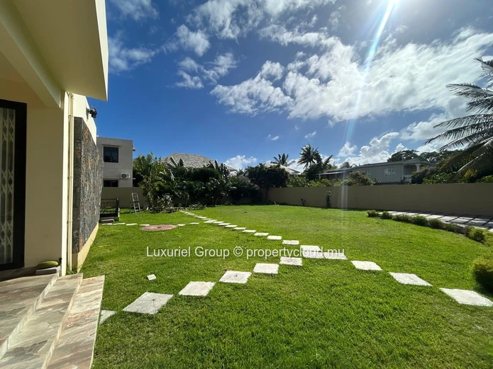 Modern Villa For Rent In Pereybere – Private Pool, Large Garden And Enhanced Security