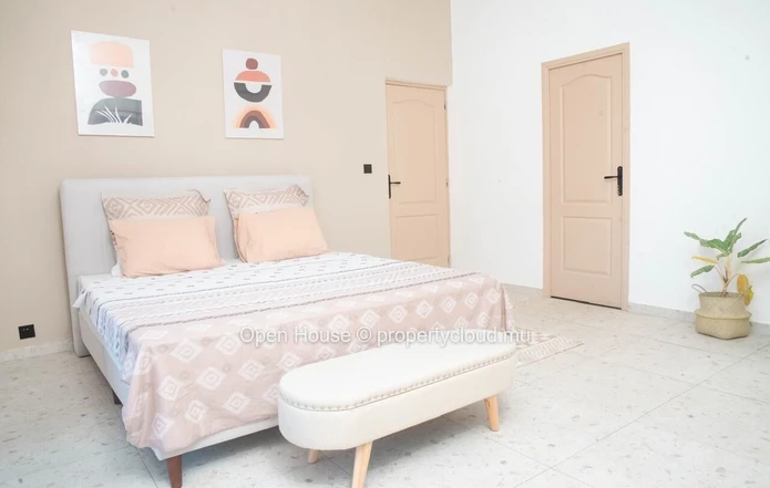À vendre à Saint Antoine, superbe villa meublée. Elle offre 4 chambres, une piscine privée et un garage double. Idéal...