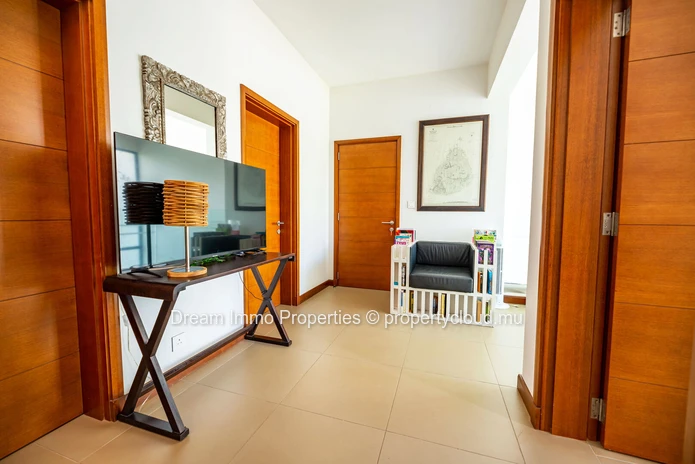 Élégant townhouse de 3 chambres avec rooftop vue mer dans un village entre mer et golf à Haute Rive – Ile Maurice