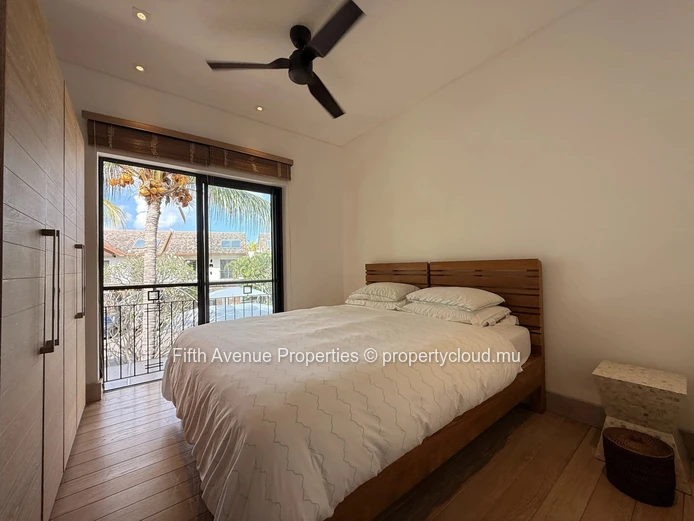 Élégant duplex en bord de canal avec piscine privée et point d'amarrage, La Balise Marina