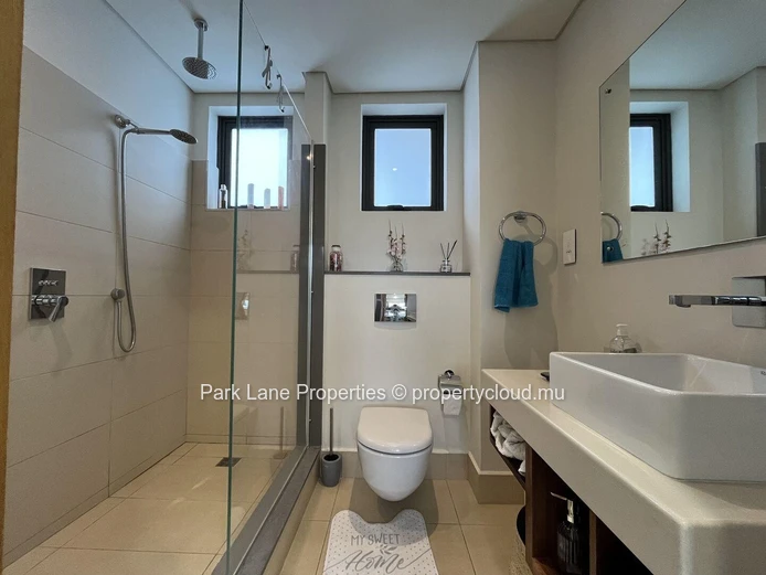Stunning 2 Bedroom Marina Apartment with Picturesque Mountain View