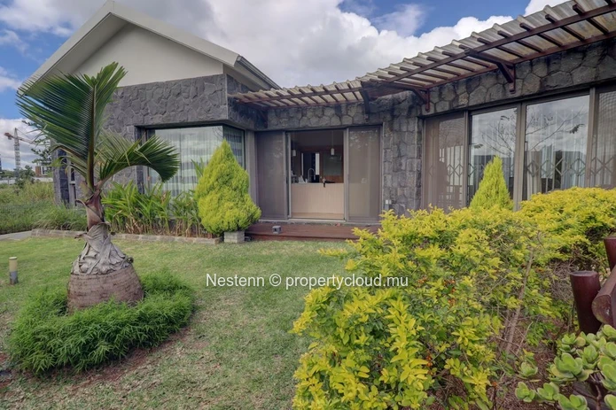 Villa moderne avec piscine et vue imprenable sur les montagnes dans une résidence sécurisée