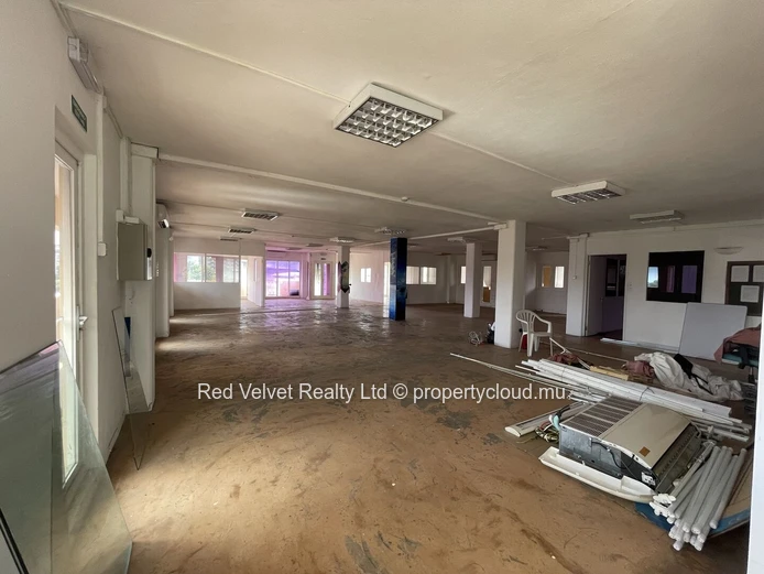 Large 4,000 sqft Office with Wraparound Balcony – Quatre Bornes