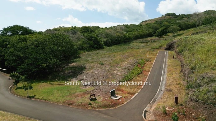 Mountain view land of 1513 m² in an exceptional estate 