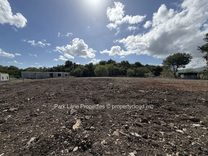 Plot near the river available according to your project 