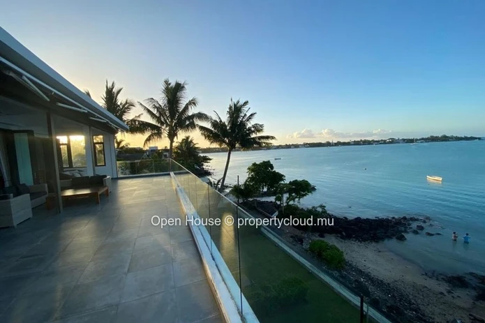 Beachfront penthouse, 4 bedrooms, 4 bathrooms, swimming pool, sea view. Grand Baie. Local market only