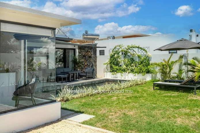 Modern single-storey villa in Mont Mascal with 3 bedrooms, private pool, and fully equipped kitchen in a secure resid...