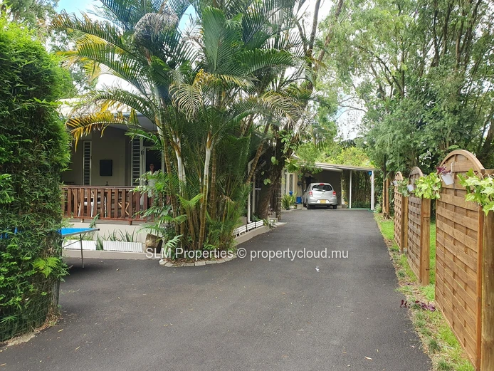 Maison familiale de 5 chambres avec grand jardin à Curepipe