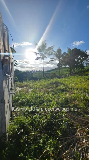 Commercial space for sale in L'Escalier, 165m² livable on a 2,122m² plot, with parking and yard. Concrete constructio...