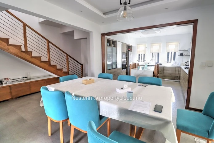 Viila avec 4 chambres, un espace bureau et une cuisine entièrement équipée
